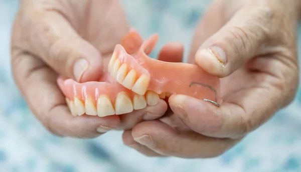 Complete/Partial Dentures Fixing